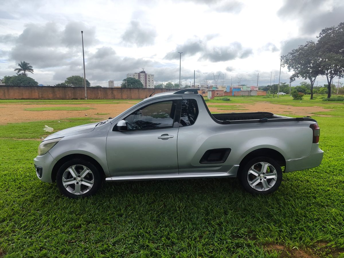 Chevrolet Montana prata usada nos fretes no DF e Entorno